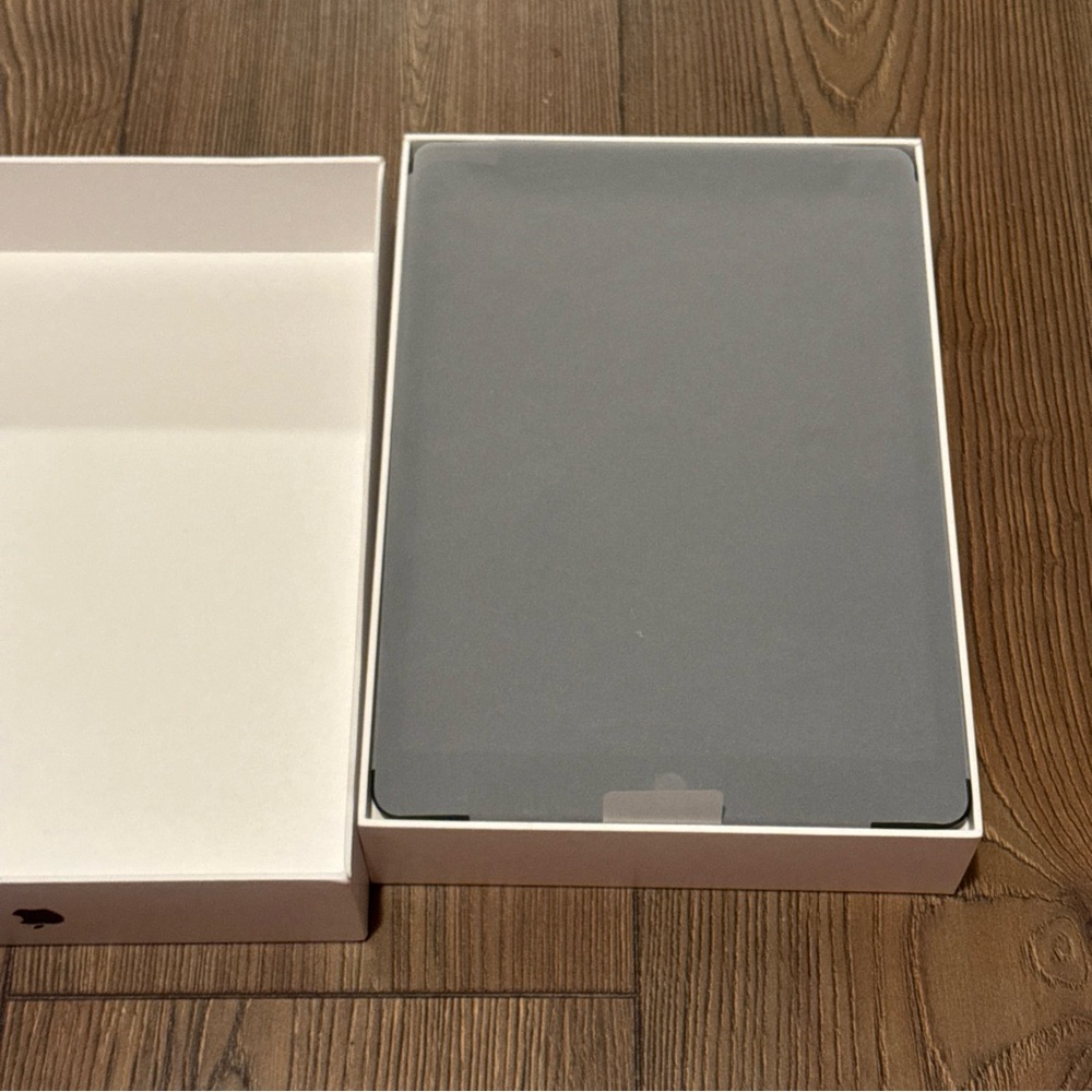 Apple IPad - 9th gen - 64gb with Box